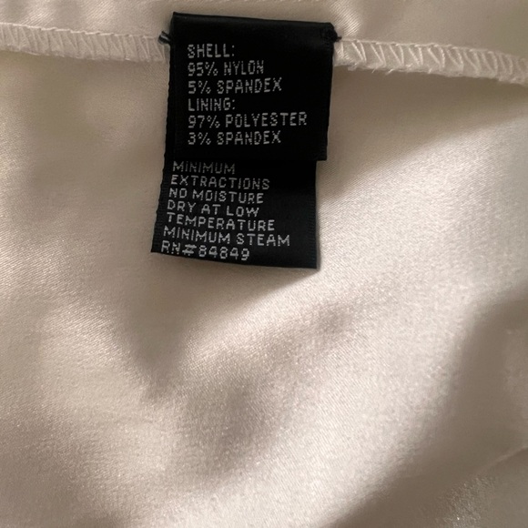 Carmen Marc Valvo White Lace Sheath Dress with white embellishment - Size S - Picture 8 of 10